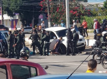 Suspeitos foram interceptados na avenida Washington Soares  