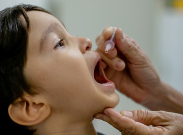 A vacina contra a poliomelite está disponível em todos os postos da Capital. Na foto, criança é vacinada no posto de saúde Luís Costa, no bairro Benfica 
