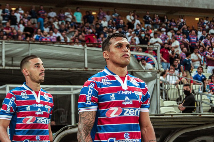Atacante Robson no jogo Fortaleza x Fluminense, na Arena Castelão, pela Copa do Brasil