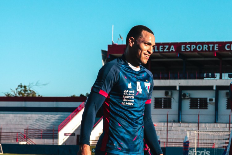 Zagueiro Titi em treino do Fortaleza no Centro de Excelência Alcides Santos, no Pici