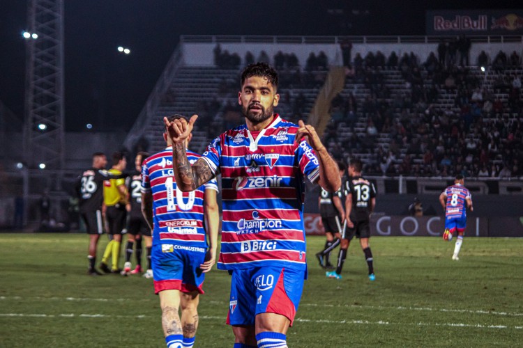 Zagueiro Emanuel Brítez comemora gol no jogo RB Bragantino x Fortaleza, no Nabi Abi Chedid, pelo Campeonato Brasileiro Série A
