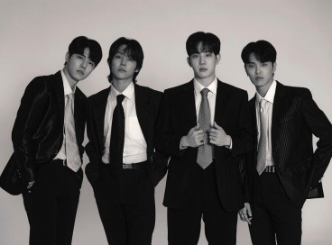 A banda The Rose é composta por (da esquerda para a direita):  Lee Hajoon (bateria), Kim Woosung (vocal, guitarra), Park Dojoon (vocal, teclado) e Lee Jaehyeong (baixo) 