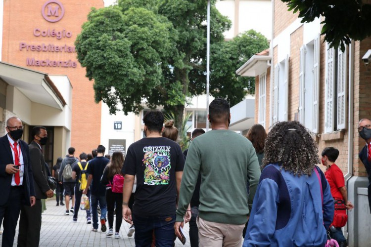 São Paulo - Entrada dos estudates para realização do primeiro dia de provas do Exame Nacional do Ensino Médio - Enem, na Universidade Presbiteriana Mackenzie.