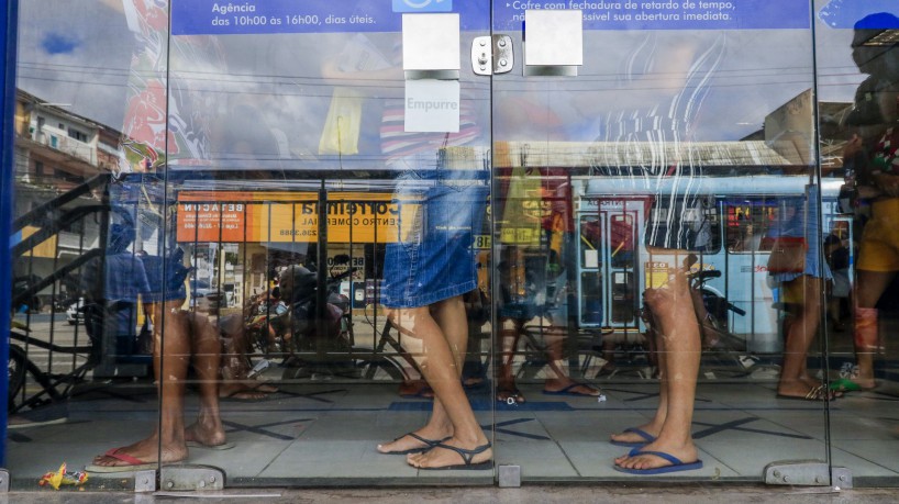 O programa paga como valor mínimo a quantia de R$ 600 para os beneficiários, com a possibilidade de acréscimos; veja calendário