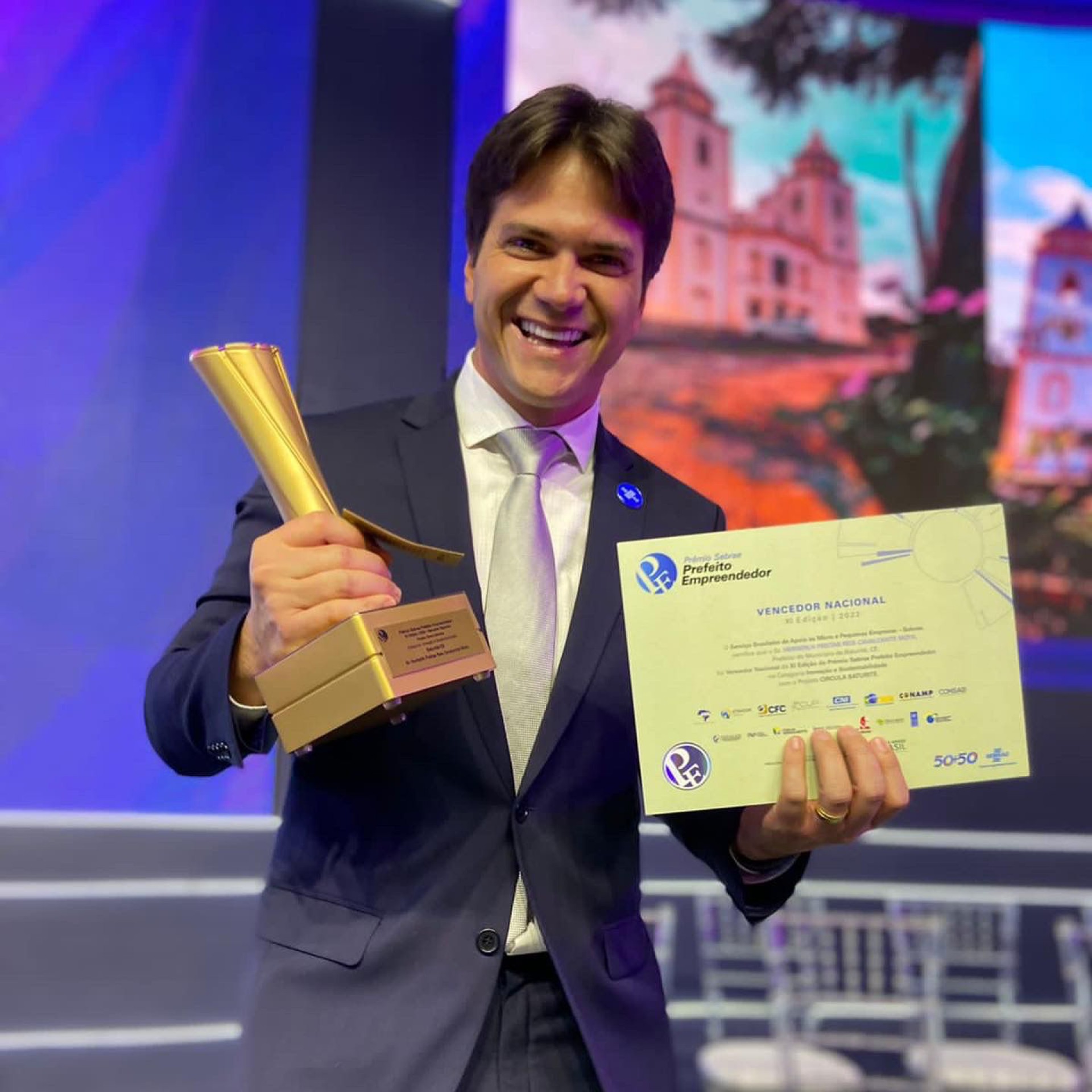 Prefeitura de Baturité recebeu o Prêmio Sebrae Prefeito Empreendedor. Herberlh Mota também foi um dos agraciados com o prêmio Destaque Político – Melhores Prefeitos do Ceará