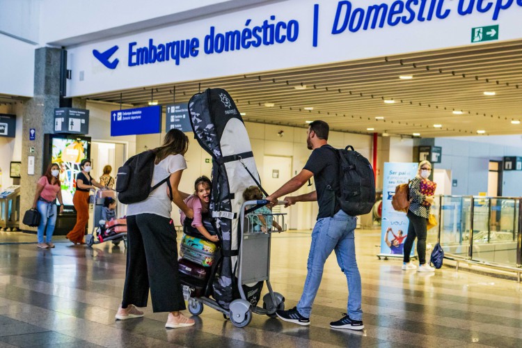 Movimentação de passageiros no Aeroporto Internacional Pinto Martins.(Foto: FCO FONTENELE)