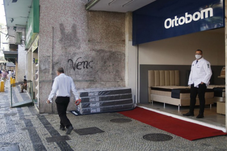 Rio de Janeiro - Lojas de rua na Tijuca funcionam em reabertura antecipada do comércio pela Prefeitura, com flexibilização das medidas de isolamento social pela pandemia do novo coronavírus (covid-19). (Fernando Frazão/Agência Brasil)