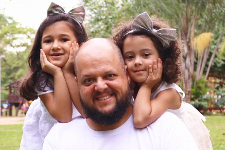 Projeto Contatória, de Renato Oliveira, surgiu após o pai começar a contar histórias para a filha mais velha