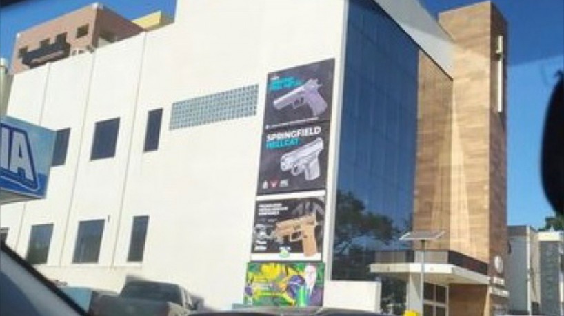 Outdoor de publicidade com jogo de futebol ao vivo