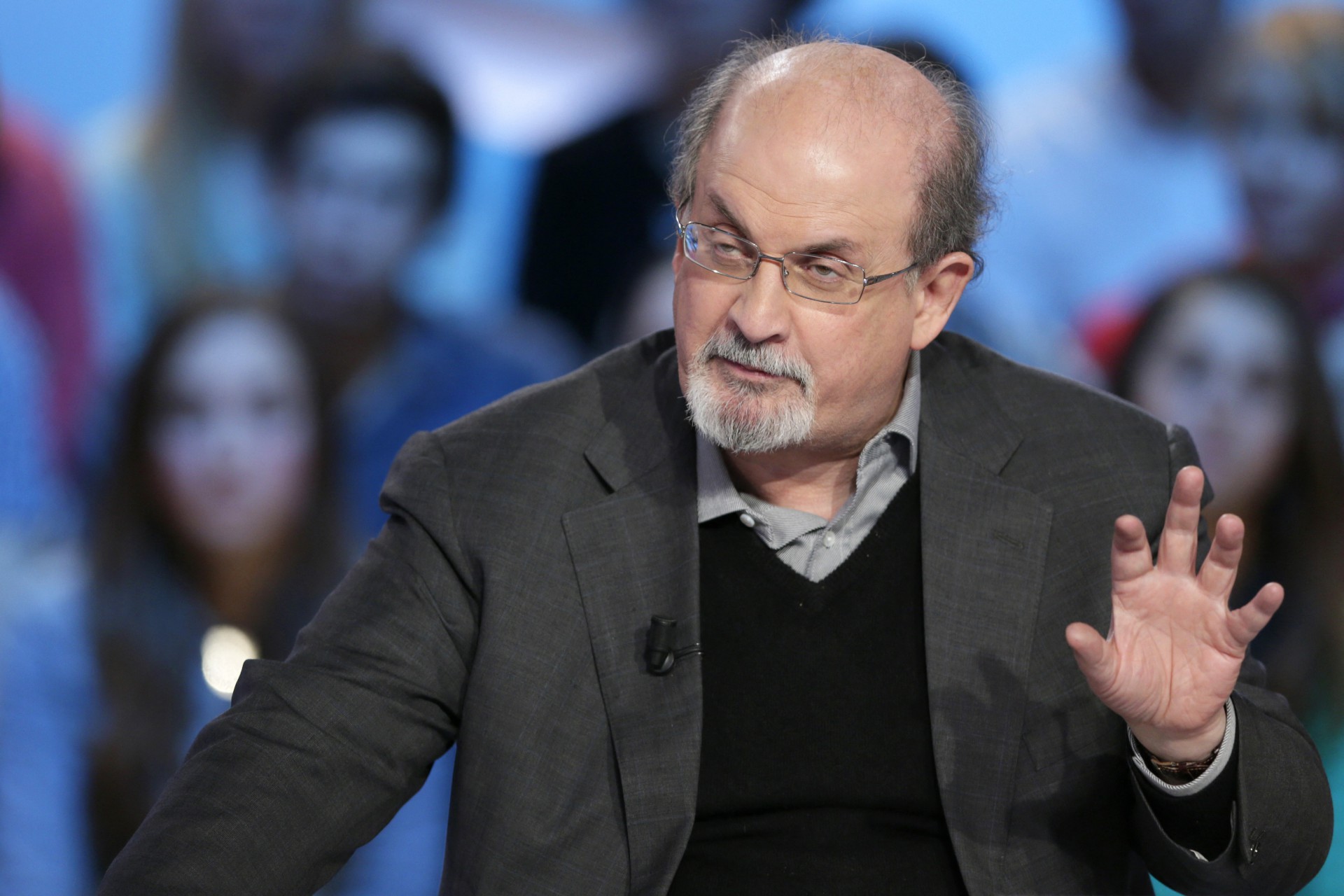 Escritor britânico Salman Rushdie é atacado em evento no estado de Nova York (Foto: Kenzo TRIBOUILLARD / AFP)