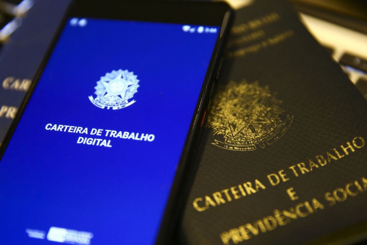 Fortaleza gerou 2.332 postos de trabalho formal em maio e figurou como quarto maior saldo positivo do Brasil