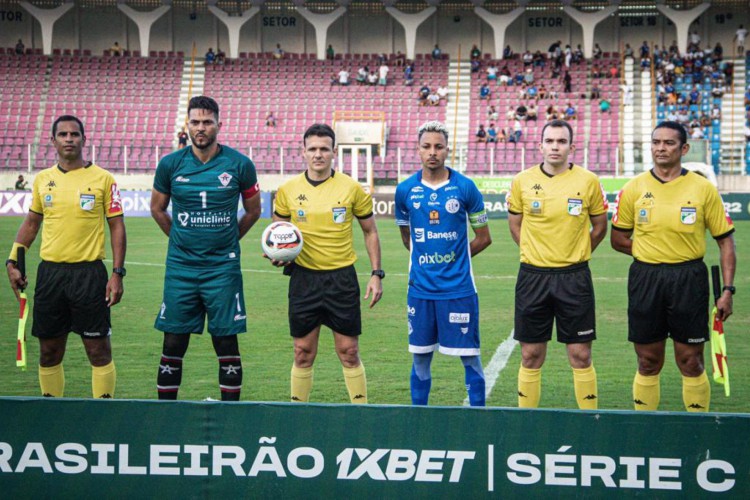 Jogadores e árbitros antes da partida entre Confiança e Atlético-CE, pela última rodada da Série C