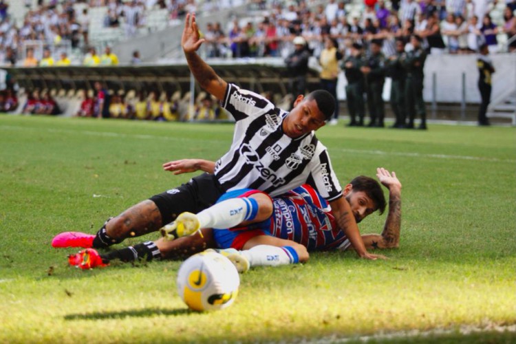 Ceará e Fortaleza se enfrentaram em Clássico-Rei válido pela 22ª rodada do Brasileirão. Na foto, Marcos Victor e Juninho Capixaba disputam bola. 