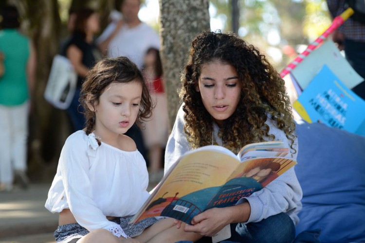 Paraty (RJ) - Adulto lê livro para criança na Praça da Matriz, palco da Flipinha (Tomaz Silva/Agência Brasil)