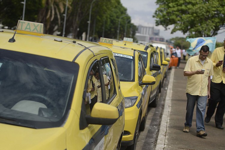 Brasília - Taxistas estacionam na esplanada dos ministerios, em protesto contra Uber. Motoristas protestam contra projeto de lei que tramita no Senado para regularização dos serviços de transporte por aplicativo, como Uber e Cabify (Marcello Casal Jr/Agência Brasil)