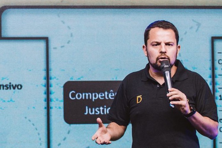 Juiz do trabalho e professor de curso preparat&oacute;rio, Marcos Scalercio &eacute; acusado de ass&eacute;dio sexual por alunas e funcion&aacute;rias