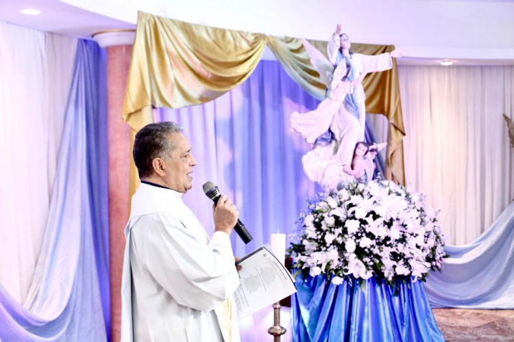 Padre Ivan Sousa, coordenador de liturgia, celebrou o festejo diretamente da cripta da Catedral Metropolitana de Fortaleza