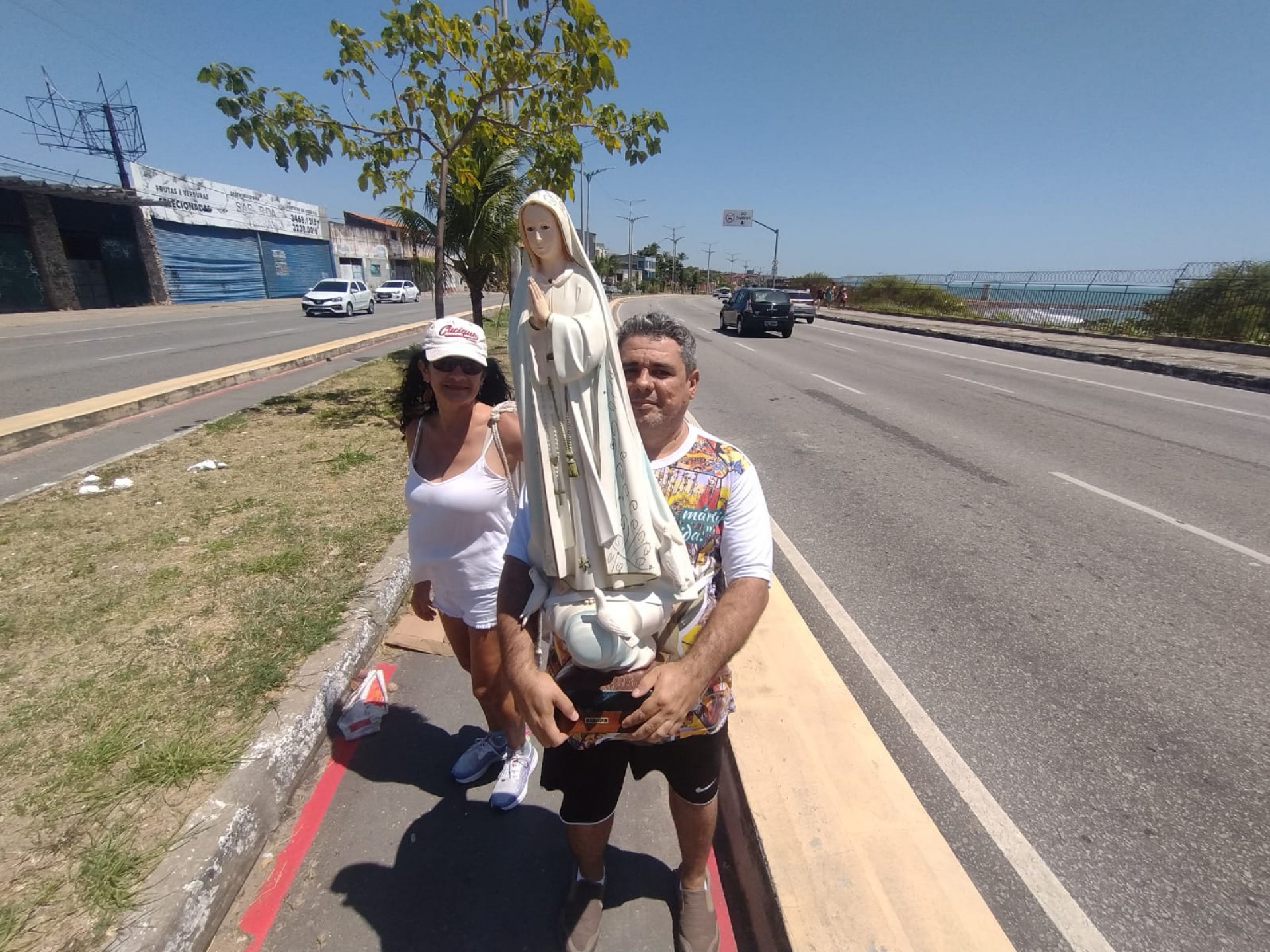 Paulo de Tarso e a irmã. O devoto carrega estátua de Maria em caminhada individual pelas ruas de Fortaleza desde 2020