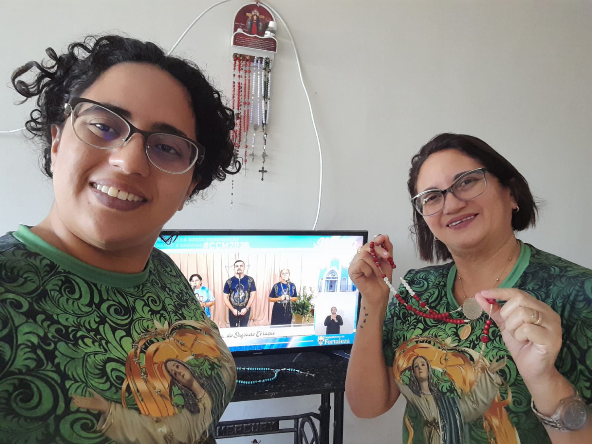 Mônica Gomes, 53, e a filha Ilana Maria Gomes, 34, assistiram a transmissão ao vivo de casa