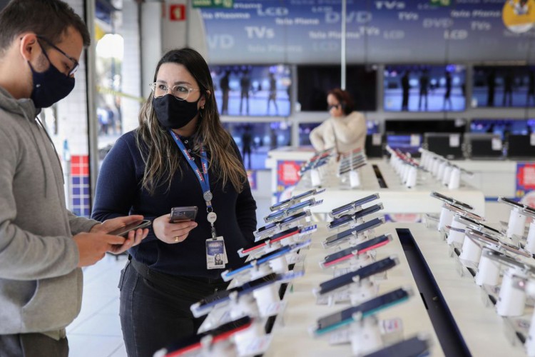 Comércio perde 7,8% de empresas e reduz salários em 2020, aponta IBGE