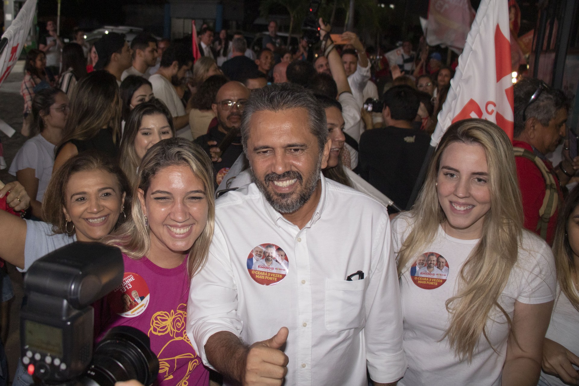 Adesivaço de Elmano e Camilo Santana na avenida Antônio Sales(Foto: Samuel Setubal/ Especial para Jornal O Povo)