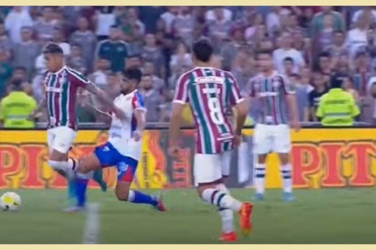 Seria pênalti se o jogador do Fluminense estivesse entrando na área, mas ele está saindo da área do Fortaleza para tentar reorganizar o ataque