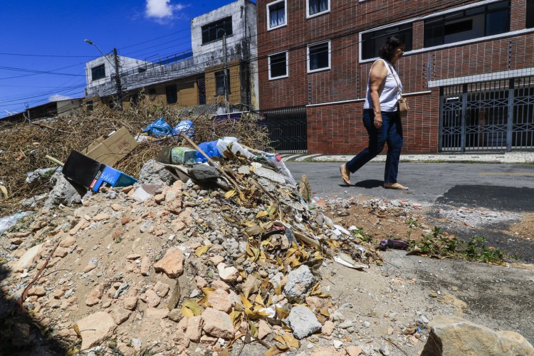 Lixo acumulado nas proximidades da sede do INSS, na rua Pedro de Queiros, no bairro Parquel&acirc;ndia