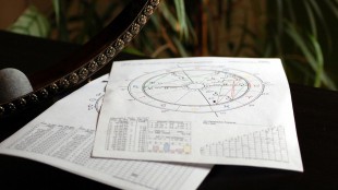 O horóscopo é um campo da astrologia que analisa os astros e sua influência em eventos terrestres. 