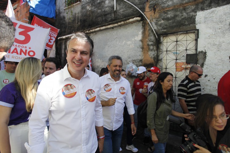 Camilo e Elmano fazem caminhada pela Comunidade das Quadras.