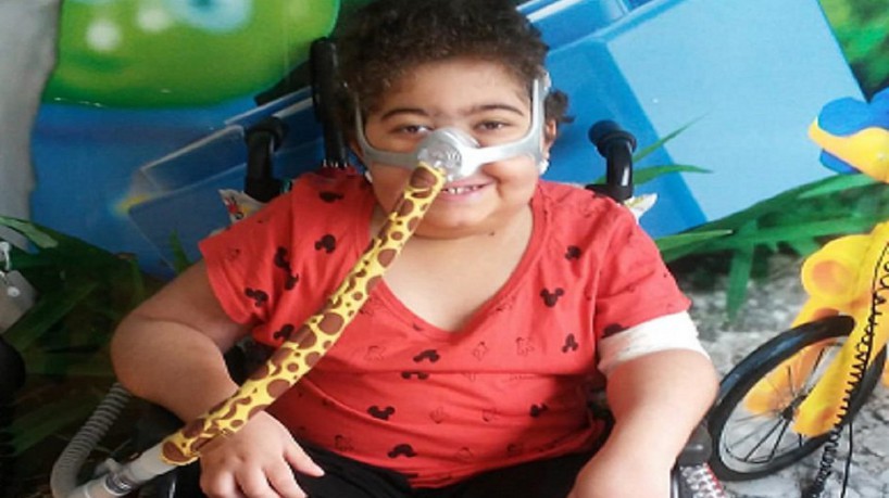 Vinícius, 10, carrega uma síndrome rara que o impedia de respirar sozinho(foto: Acervo pessoal/...