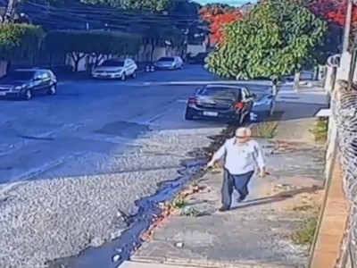 Imagens de uma câmera de segurança mostram o momento em que o promotor de Justiça Ricardo Memória, 66 anos, chega e sai da residência em que matou o idoso Durval César Leite, 72, em Fortaleza
