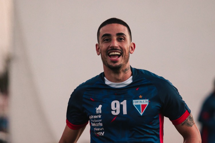 Atacante Thiago Galhardo em treino do Fortaleza no Centro de Excelência Alcides Santos, no Pici