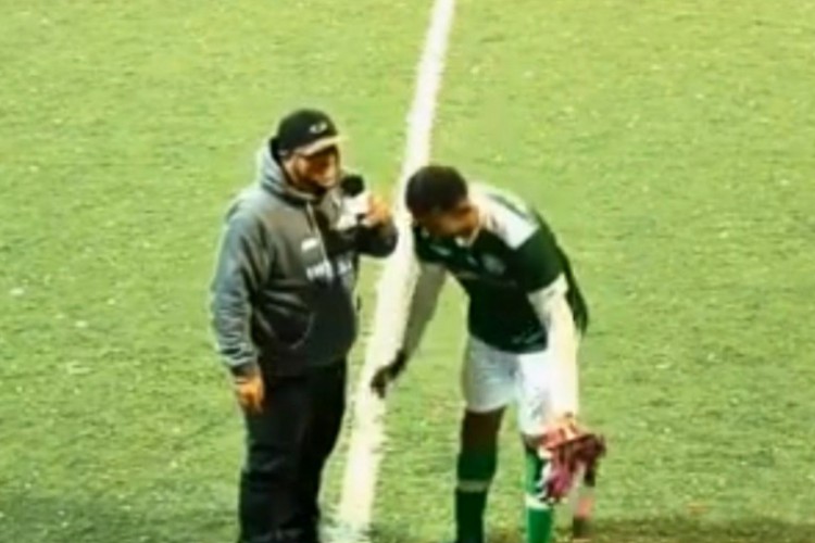 Jogador do time Esperança erra nome da namorada ao vivo em entrevista 