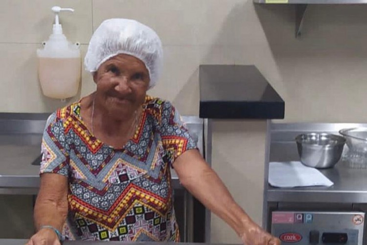 Aos 87 anos, Maria Alice Monteiro de Lima é mais antiga cozinheira do Complexo. Com a filha, comanda o quiosque "Recanto das Flores",