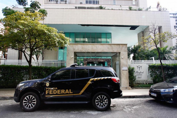 Operação da PF cumpre mandato de busca e apreensão no prédio do proprietário do Coco Bambu. Empresários são investigados por mensagens defendendo golpe de Estado.
