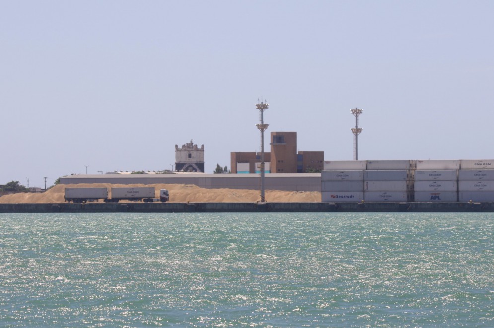 Vista do Porto do Mucuripe, em Fortaleza. Ao fundo, o velho farol de guiar navios na costa cearense
