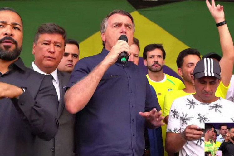 Em comício, Bolsonaro defende excludente de ilicitude para policiais