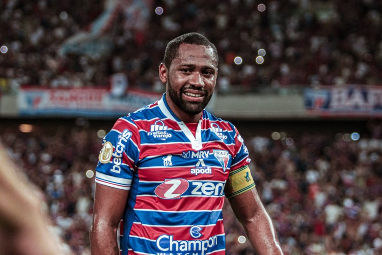 Lateral-direito Tinga celebrou vit&oacute;ria contra o San Lorenzo na Argentina