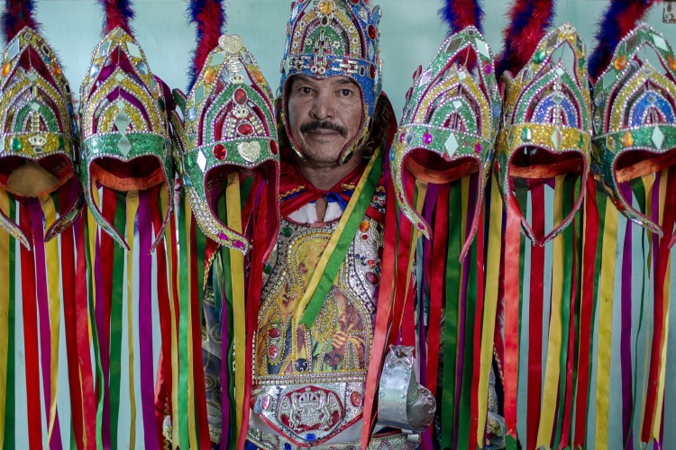 Mestre Antonio, do Reisado, em foto de Jarbas Oliveira que compõe a exposição "Legado dos Mestres"