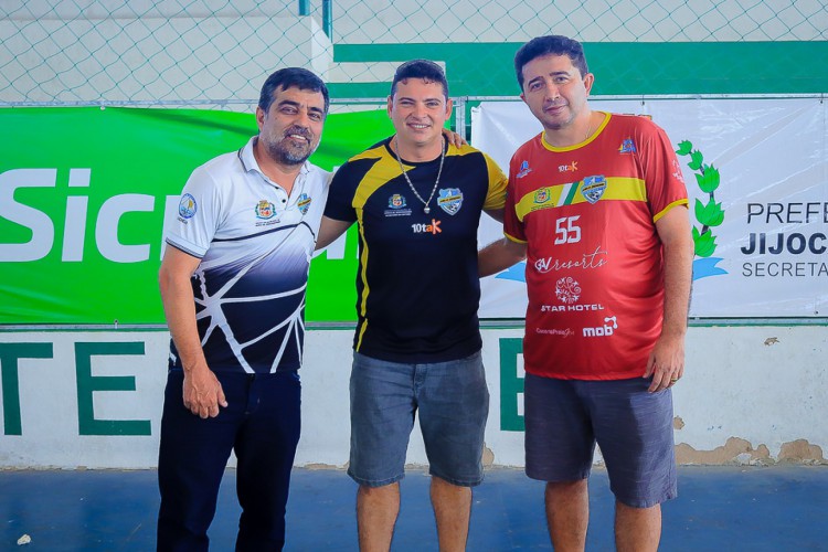 Técnico Ramon Lima, do Jijoca, ao centro da imagem 