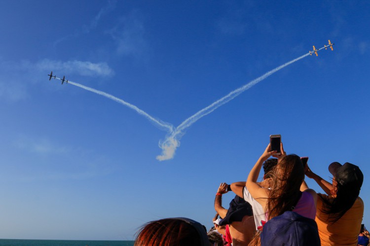 FORTALEZA, CE, BRASIL, 27.08.2022: Esquadrão de Demonstrações Aéreas (EDA) realizou um espetáculo no Aterro da Praia de Iracema (Foto: Thais Mesquita/OPOVO)