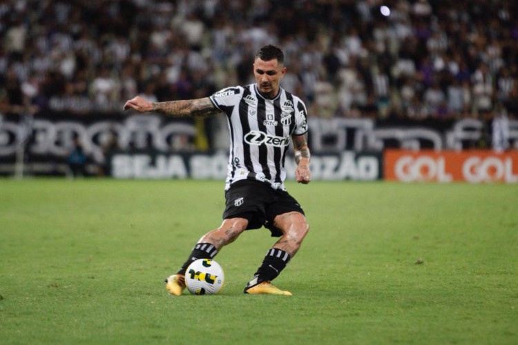 O meia Vina durante jogo entre Ceará x Athletico-PR, pelo Brasileirão. Ceará e Pacajus é um dos jogos do Cearense 2023 hoje (24/01/23); veja onde assistir ao vivo e horário. 