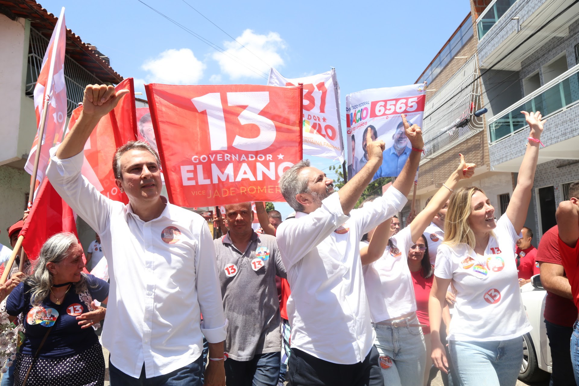  Elmano Freitas participou de uma caminhada em Fortaleza, ontem, ao lado de Camilo Santana e da candidata a vice, Jade Romero (Foto: Rosane Gurgel/PTCE)