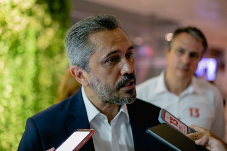 ￼Elmano de Freitas ao lado 
de Camilo Santana 