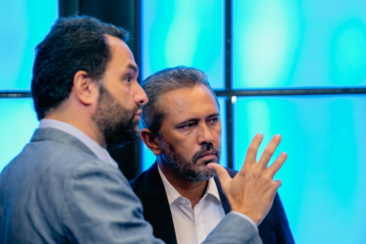 Elmano Freitas recebe orientações no debate(Foto: AURÉLIO ALVES/O POVO)