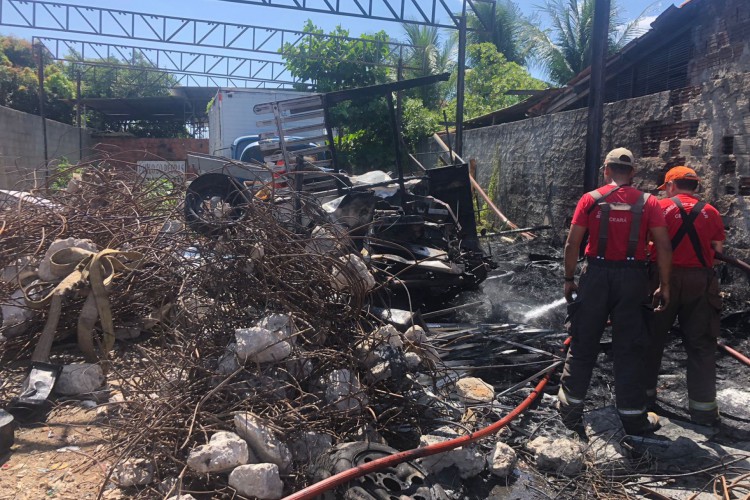 Incêndio no bairro Cidade dos Funcionários, em Fortaleza