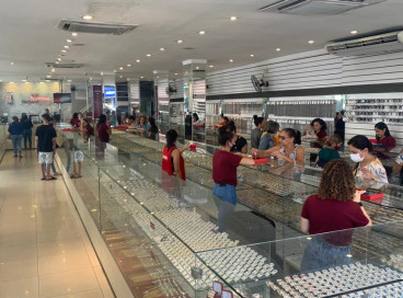 Para se cadastrar como revendedora, basta acessar o app da marca ou se dirigir a uma das lojas da Talismã Joias  