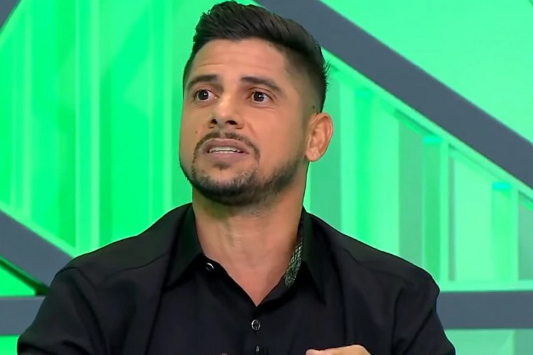 Ex-jogador Cicinho participando como comentarista do programa Arena SBT