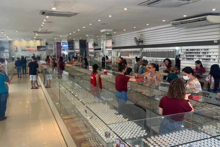 Para se cadastrar como revendedora, basta acessar o app da marca ou se dirigir a uma das lojas da Talismã Joias 