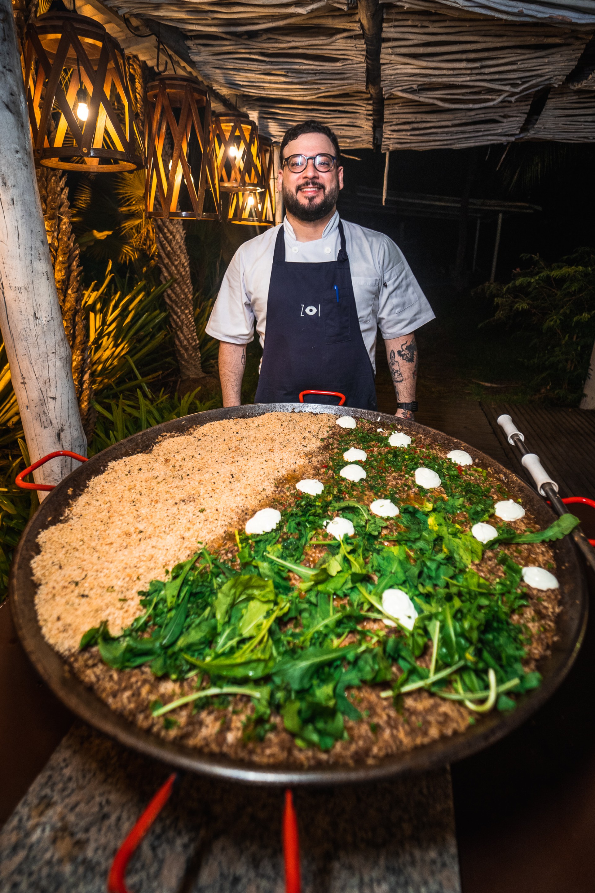 João Roberto Nepomuceno, chef do Colosso, e o arroz caldoso de costela: serviço, incluindo turismo, são a base da economia do Ceará (Foto: colosso/ divulgação)